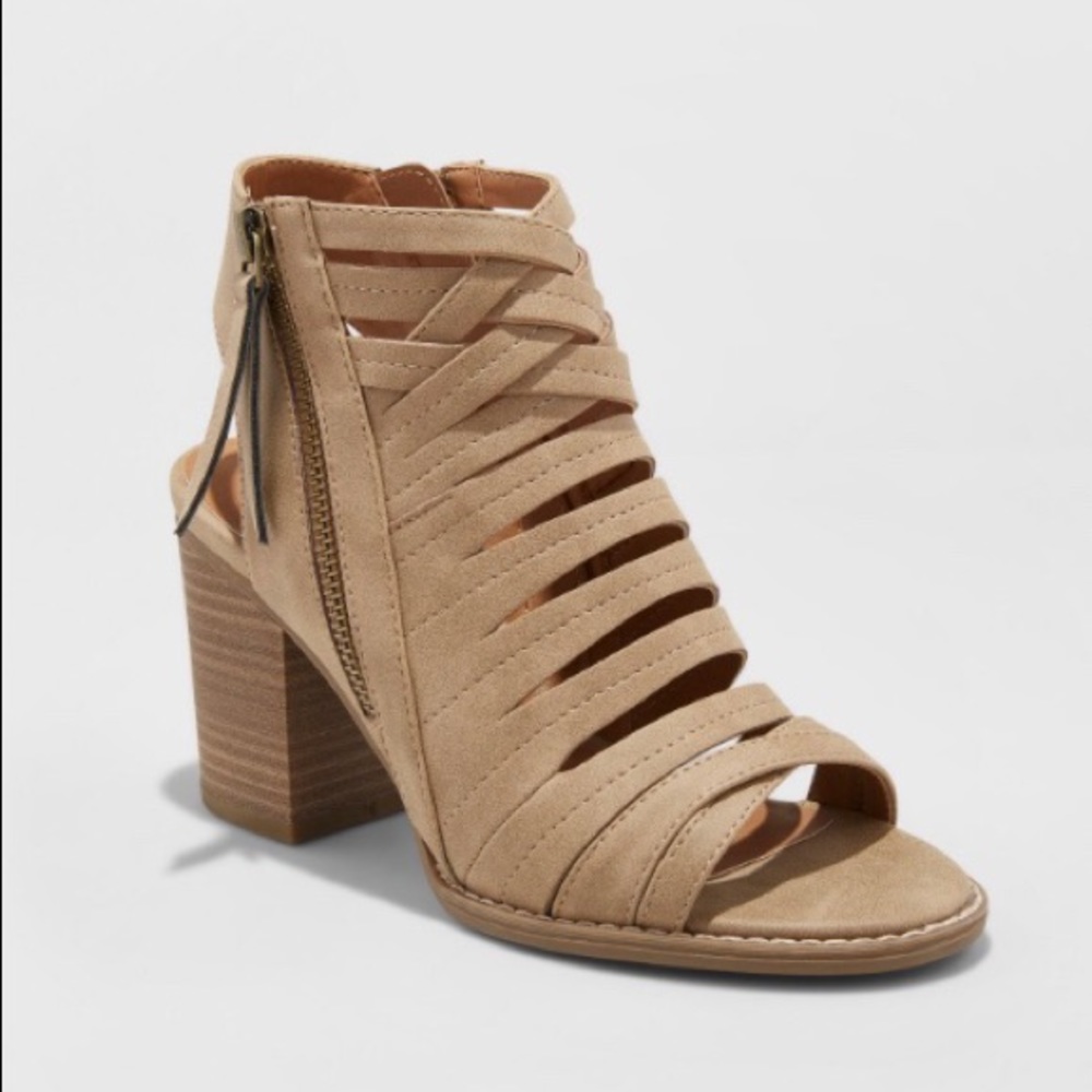 Universal Thread Beige Strappy Block Heel Sandals